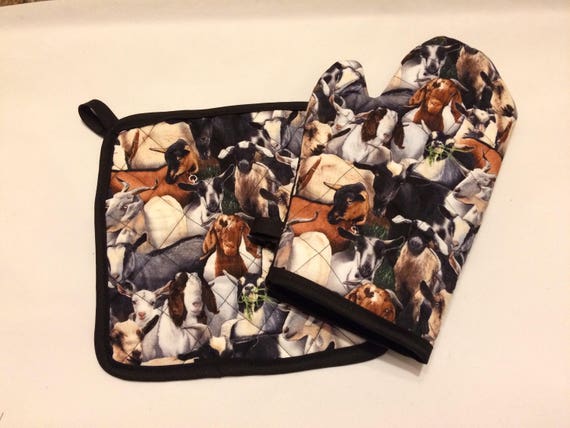 Mixed drinks insulatedquilted pot holder and oven mitt set