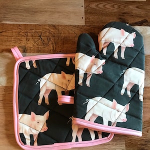 Pig themed insulated/quilted pot holder and oven mitt set