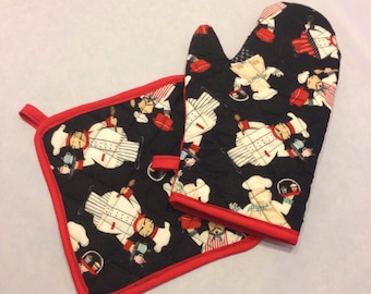 Black chef themed insulated/quilted oven mitt and pot holder set