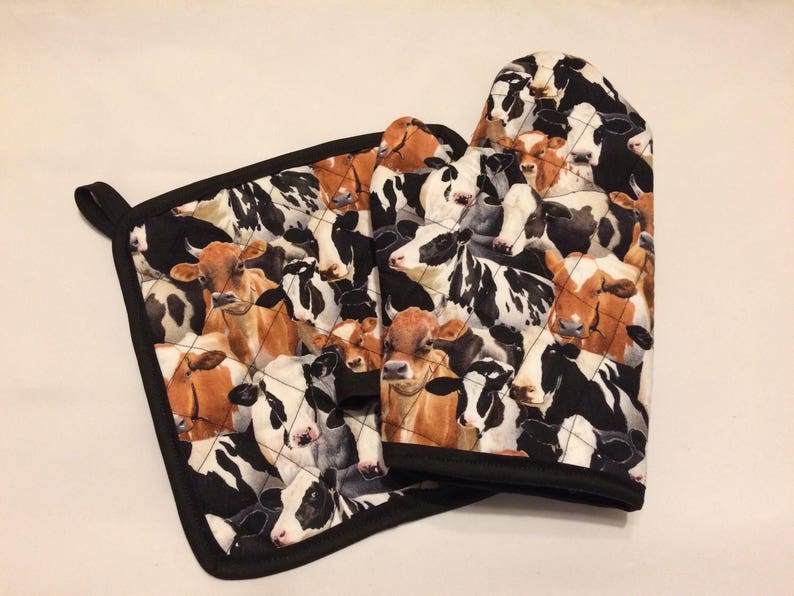 Cow themed quiltedinsulated pot holder and oven mitt set