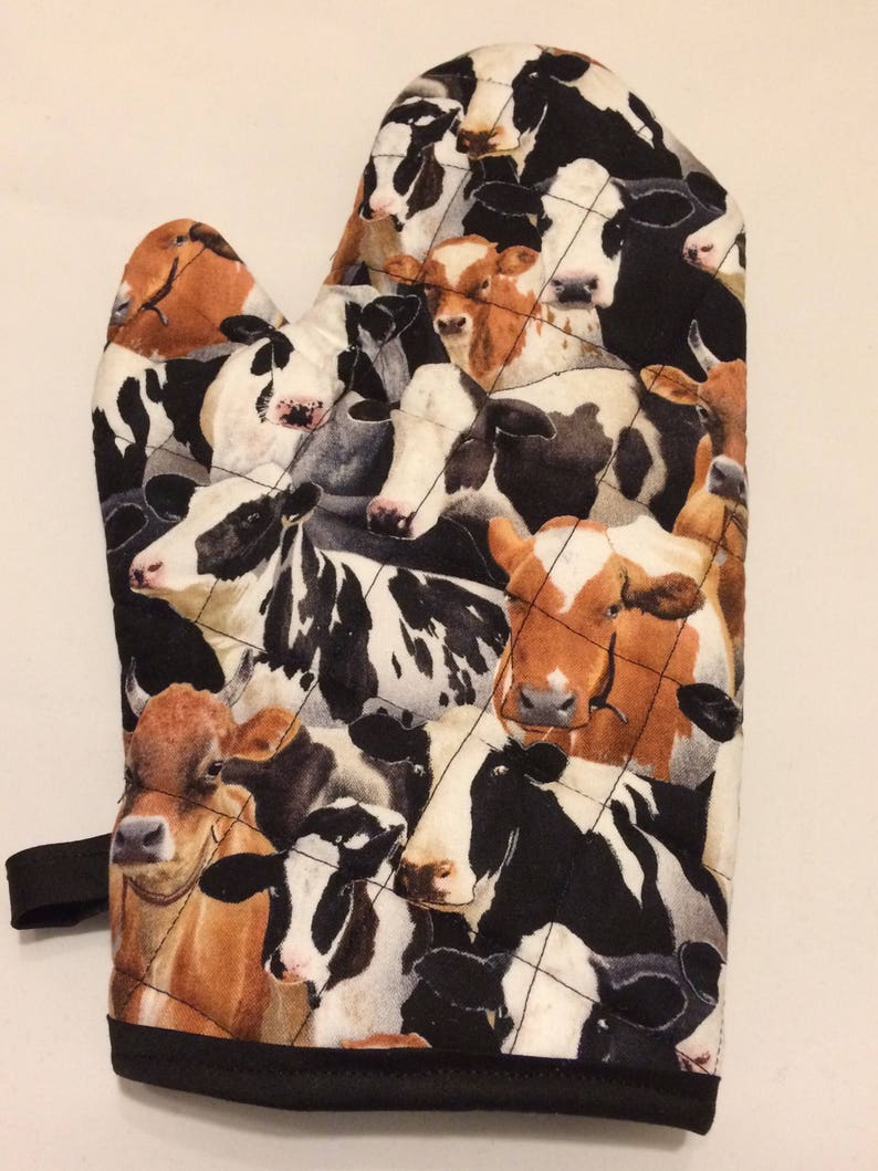Cow themed quiltedinsulated pot holder and oven mitt set