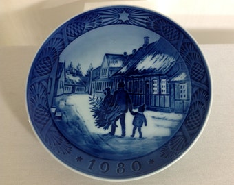 Bringing Home the Christmas Tree Collector Plate, 1980 Royal Copenhagen Denmark, Juletreaeet Bringes Hjem