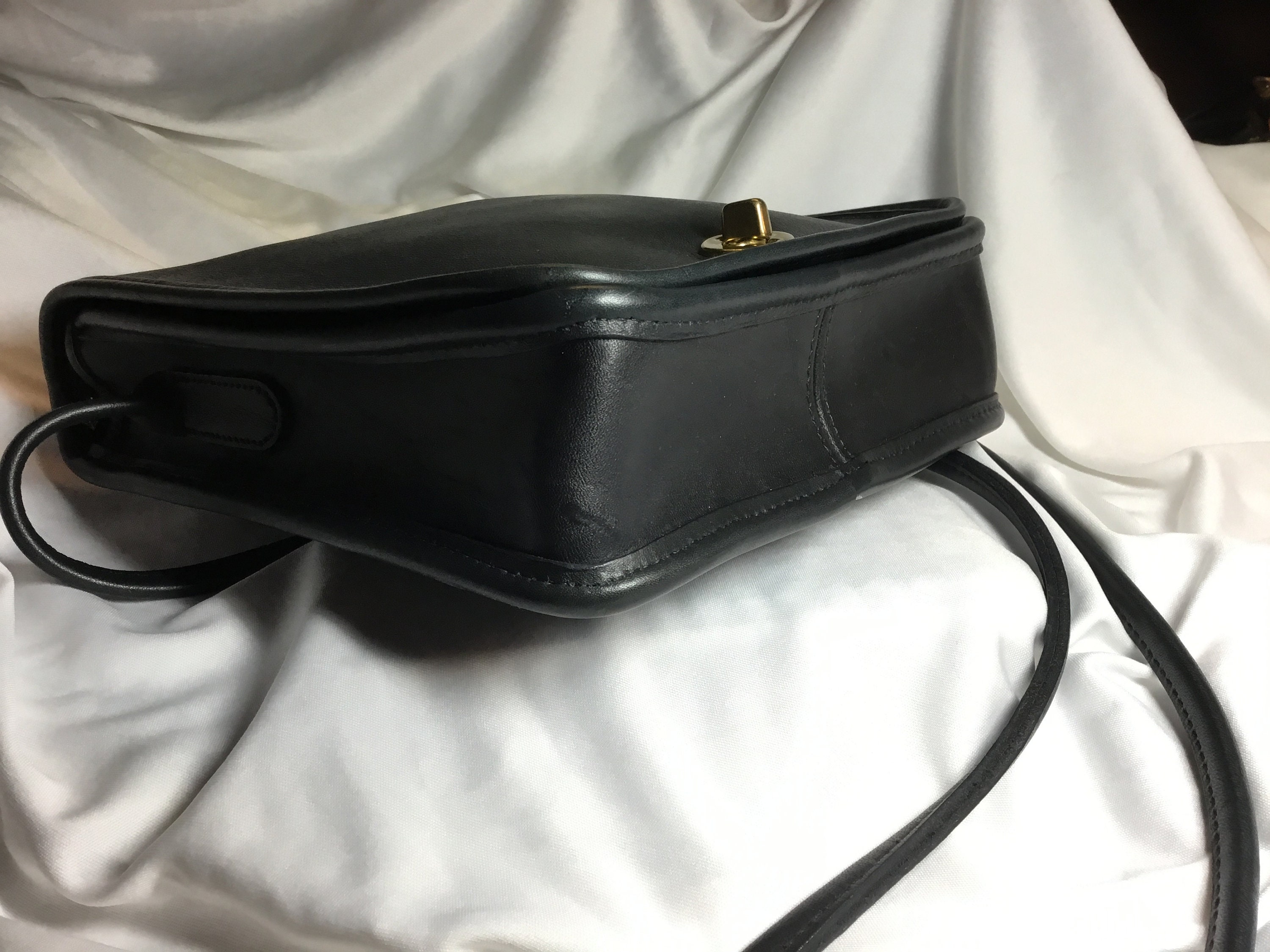 バッグ OLD COACH Leather pouch accessory holder 1980s Coach Compact Pouch in Bone, Flap With Brass Turnlock