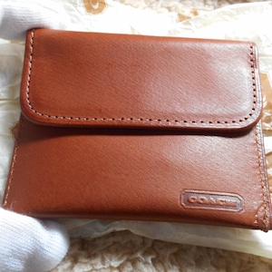 Estuche vintage para monedas Coach Flat, nuevo en caja, en color canela británico. Envío gratuito a EE. UU.