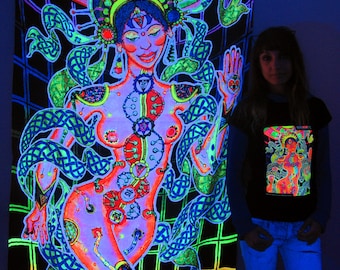 Puede incluir: Un tapiz negro con un diseño psicodélico colorido de una mujer con una serpiente envuelta a su alrededor. La mujer lleva una corona y tiene un tercer ojo en la frente. El tapiz brilla bajo una luz negra.