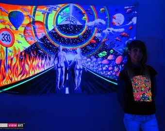 Puede incluir: Un póster de luz negra con un diseño psicodélico que presenta un camino, llamas, un cielo estrellado, un tercer ojo y dos figuras caminando hacia el uno al otro. El póster está iluminado con luz negra, haciendo que los colores brillen intensamente.