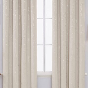 Può includere: Tende beige con occhielli e un sottile motivo scintillante di linee e punti argentati. Le tende sono appese davanti a una finestra bianca, creando un aspetto morbido ed elegante per l'arredamento della casa.