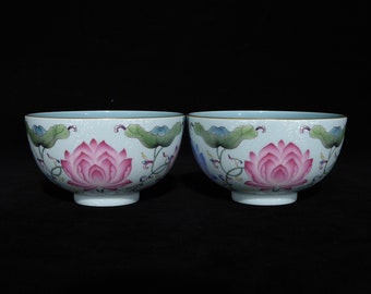 N1555 Ein Paar chinesische Famille Rose Emaille-Porzellanschalen mit vergoldetem Rand und Lotusblüten-Design