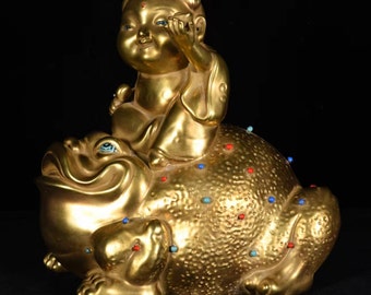 Estatua de porcelana de sapo de la fortuna y niño de oro dorado chino N1708