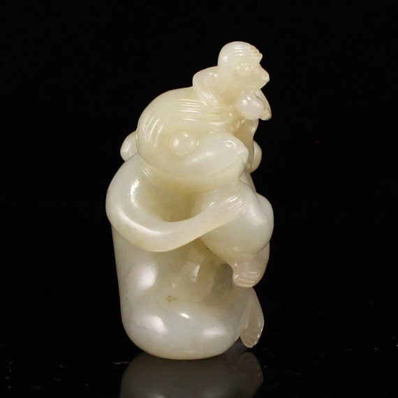 E8927 Old Chinese Hetian Jade Carved Monkey Penda… - image 3
