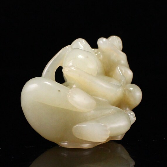 E8927 Old Chinese Hetian Jade Carved Monkey Penda… - image 9