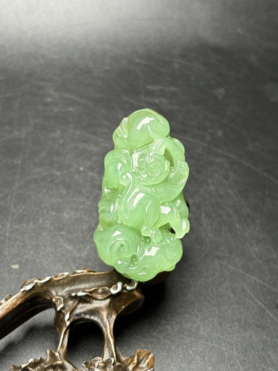 E9281 Chinese Green Hetian Jade Carved Monkey Pend