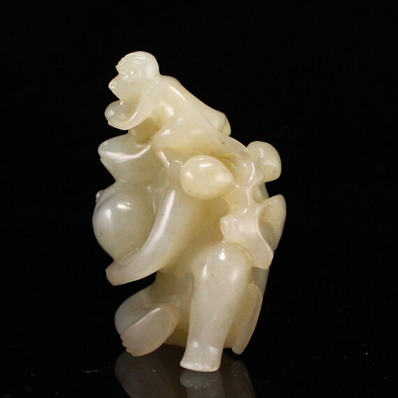 E8927 Old Chinese Hetian Jade Carved Monkey Penda… - image 5