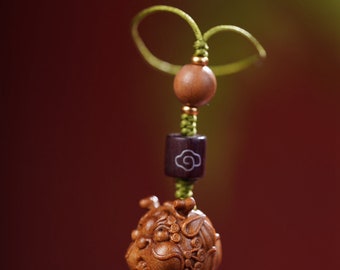 N1323 Lovely Chinese Sandalwood Carved Dragon Pendant