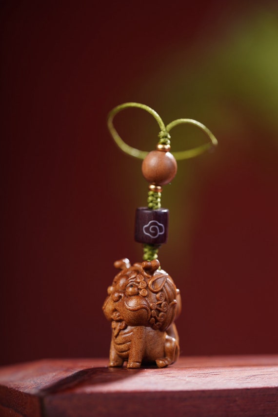 N1323 Lovely Chinese Sandalwood Carved Dragon Pend