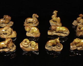 N1296 Een set vintage Chinese Tian Jade gesneden 12 dierenriembeelden