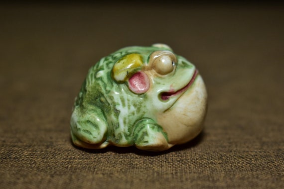 N0051 Old Chinese Ox Horn Carved Frog Pendant - image 4