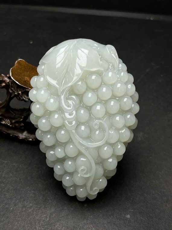 E6922 Chinese Natural Hetian Jade Carved Grape Pe… - image 2