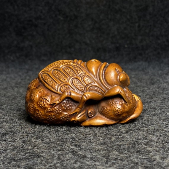 E9714 Chinese Boxwood Wood Carved Cicada Pendant