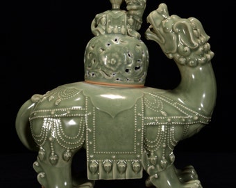 N1040 Chinese Longquan Kiln Green Glaze Beast Shape Porcelain Incense Burner