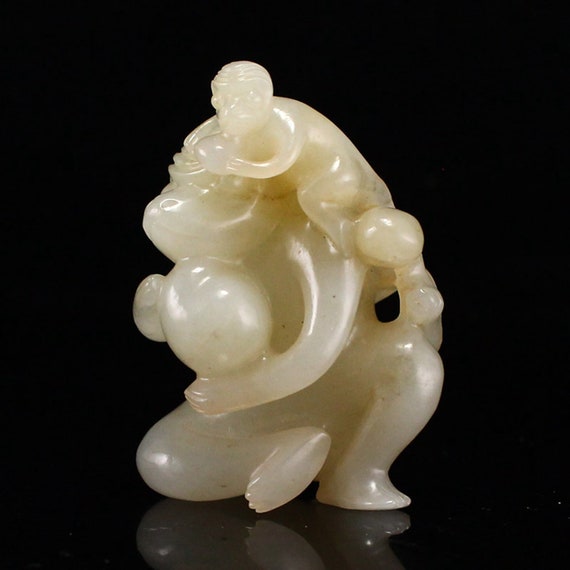 E8927 Old Chinese Hetian Jade Carved Monkey Penda… - image 4