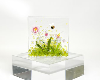 Kleines Teelicht-Kerzen Display-Kleine rosa Blume mit Bienen-Glas Plaque-Fused Glass Art-Geburtstagsgeschenk-Neues Zuhause Geschenk. JBT2072