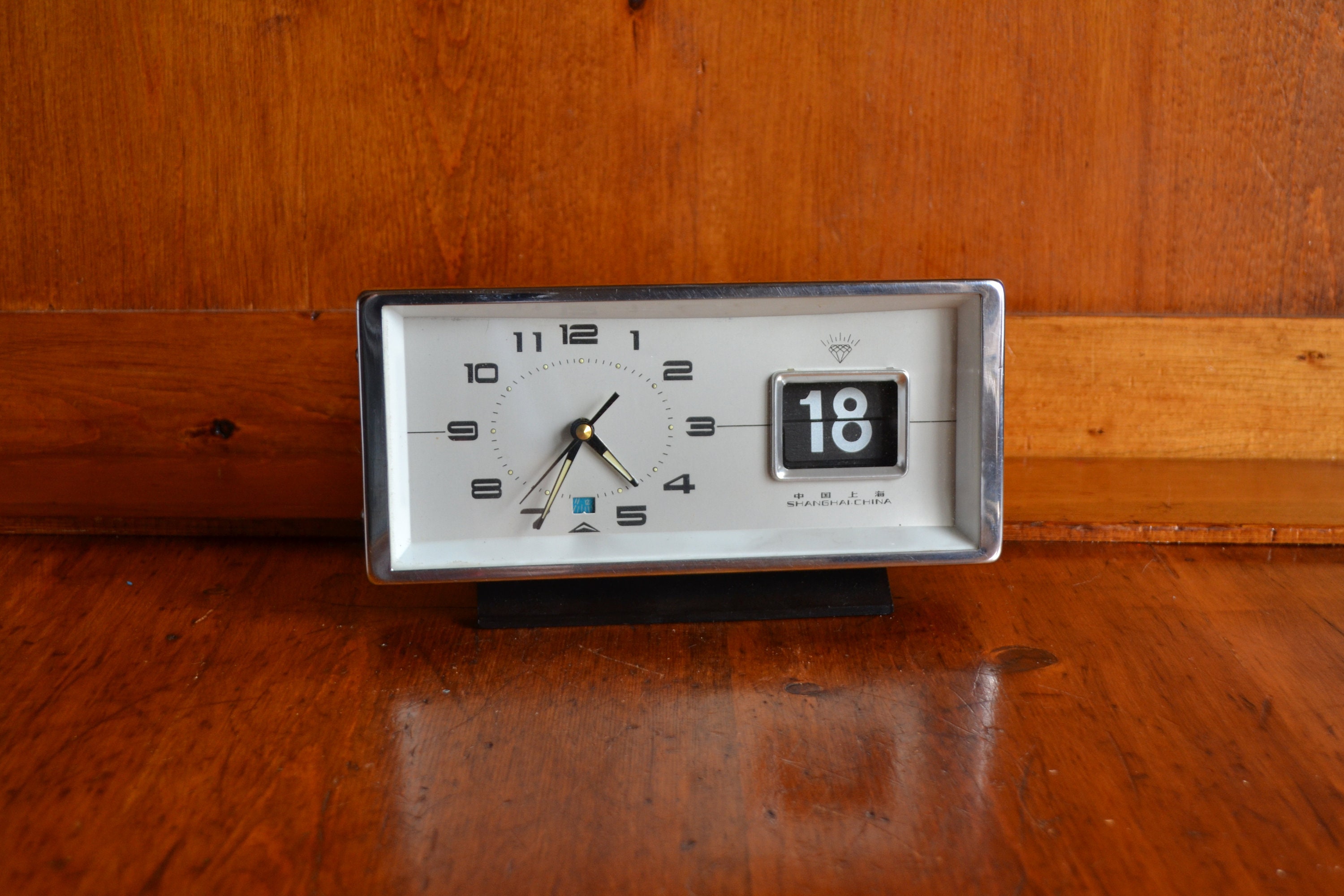 Vintage Shanghai China With Flip Date Wind up Alarm Clock in