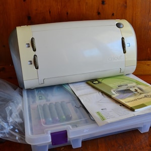Cricut パーソナル電子カッターマシン バンドル アクセサリー付き モデル CRV001 動作中