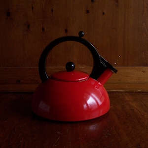 Bouilloire sifflante vintage 2 pintes rouge avec poignée noire