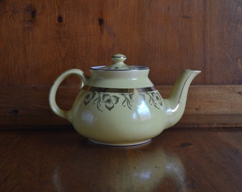 Vintage Hall 6 Cup Teapot Model O39  Yellow with Gold Accents