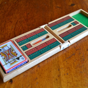 Tabuleiro de Cribbage de Madeira Dobrável Comemorativo da Fundação Corey Borg-Massanari, Dobrável como Novo com Novo Baralho de Cartas