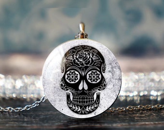 sugar skull necklace , day of the dead , gothic necklace , dia de los muertos , gothic necklace , sugar skull jewelry , skull pendant