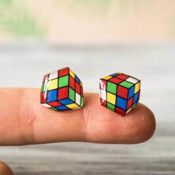 rubiks cube cadeau , bijoux mathématiques , boucles d’oreilles nerd , bijoux geek , boucles d’oreilles scientifiques , boucles d’oreilles rubik cube