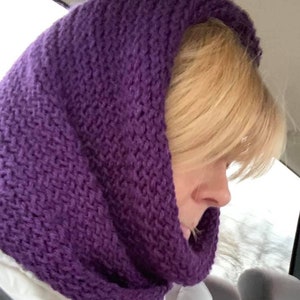Puede incluir: Una bufanda de cuello de tortuga de punto morado. La bufanda está hecha de un material suave y cálido, perfecta para mantenerse caliente en invierno.