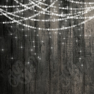 Puede incluir: Un fondo de madera oscura con luces blancas de cadena colgando en la parte superior. Las luces están borrosas y crean un brillo suave. La madera tiene un aspecto rústico y desgastado.