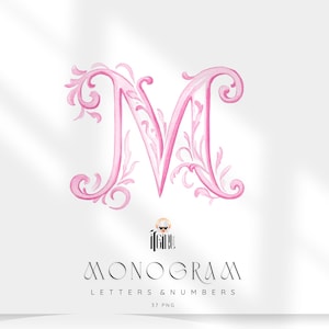 Può includere: Una lettera "M" monogramma rosa acquerello con decorazioni floreali ornate. L'immagine include il testo "MONOGRAM LETTERS & NUMBERS 37 PNG" in un carattere elegante e un piccolo logo.