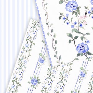 Puede incluir: Tres patrones diferentes de tela floral azul y blanca con un fondo a rayas azul claro. Los patrones presentan peque&ntilde;as flores azules y hojas verdes.