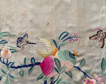 中国製刺繍 ヴィンテージシルク画(99cm×29cm) アンティークシルク刺繍 中国刺繍パネル 蝶の模様入りシルク掛け 中国