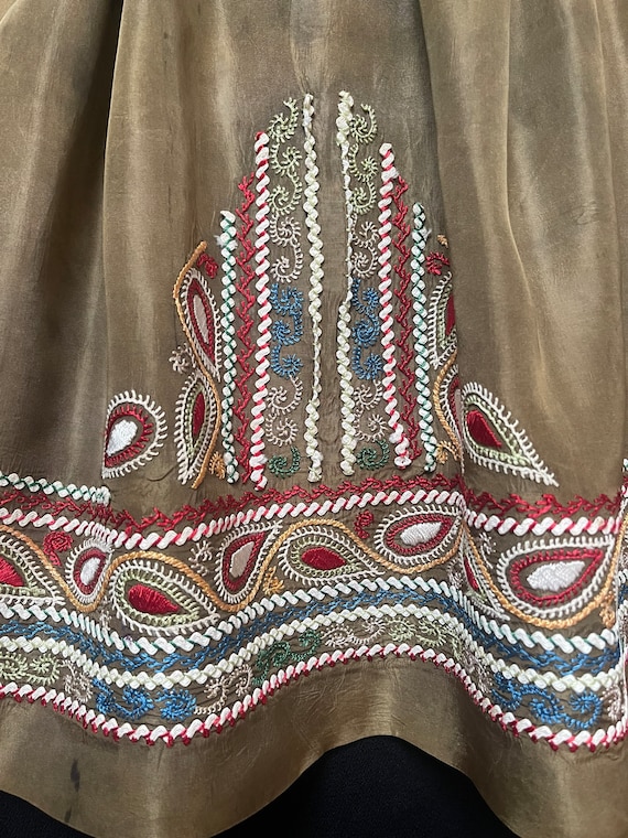 伝統的な民族衣装のエプロン 刺繍入りシルクエプロン 1900年代 東