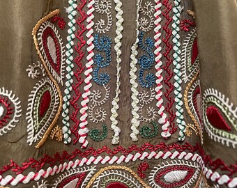 伝統的な民族衣装のエプロン 刺繍入りシルクエプロン 1900年代 東