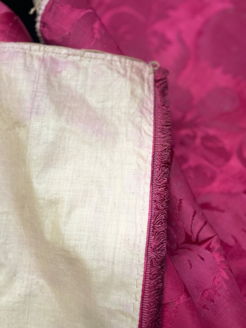 Rideau antique Français petit tissu motif gothique Art nouveau tons neutres beige or gris rouge ferme du 19ème siècle textile malle - France