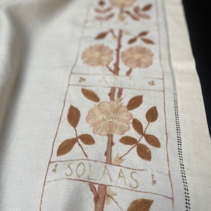 アーツ＆クラフツ 刺繍パネル 1800年代 イギリス アンティーク クルーエルワーク コレクターズアイテム ヴィンテージテキスタイル ホームデコレーション チョーサーの碑文