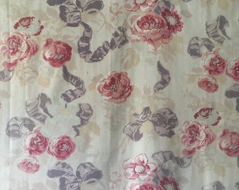Antiker Chintz Stoff: 1930er Jahre Französischer Stoff Panel mit Rosa Rosen & Schleifen