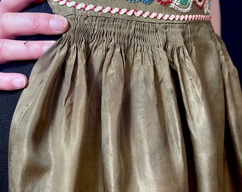 伝統的な民族衣装のエプロン 刺繍入りシルクエプロン 1900年代 東