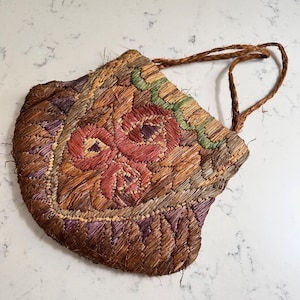 Vintage bestickte Arts & Crafts Raffia Tasche Handtasche Bloomsbury Style Textiltasche 1920er Jahre Tasche Blumenstickerei Sammlerstück Handmade Geldbörse