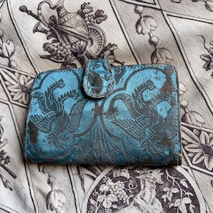 Monedero de brocado de seda Arts and Crafts Cartera antigua de brocado verde azulado Monedero de brocado de seda clásico Accesorio histórico de grifos coleccionables compactos