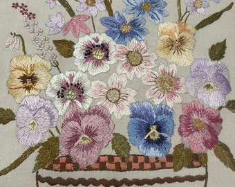 Flores bordadas de seda antiguas, bodegón vintage bordado a mano, textil antiguo vintage de 1930, decoración vintage para el hogar, bordado coleccionable