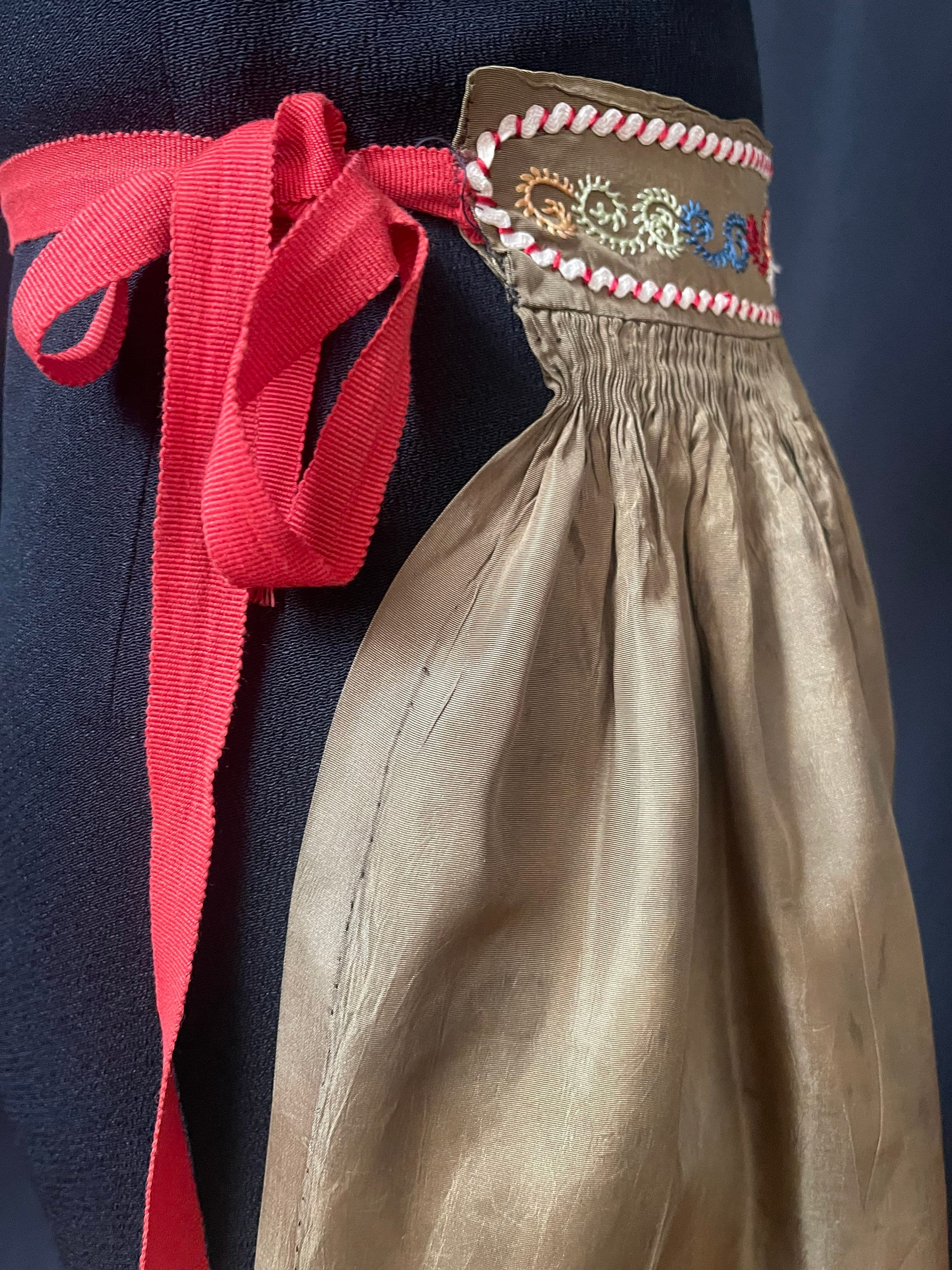 伝統的な民族衣装のエプロン 刺繍入りシルクエプロン 1900年代 東 