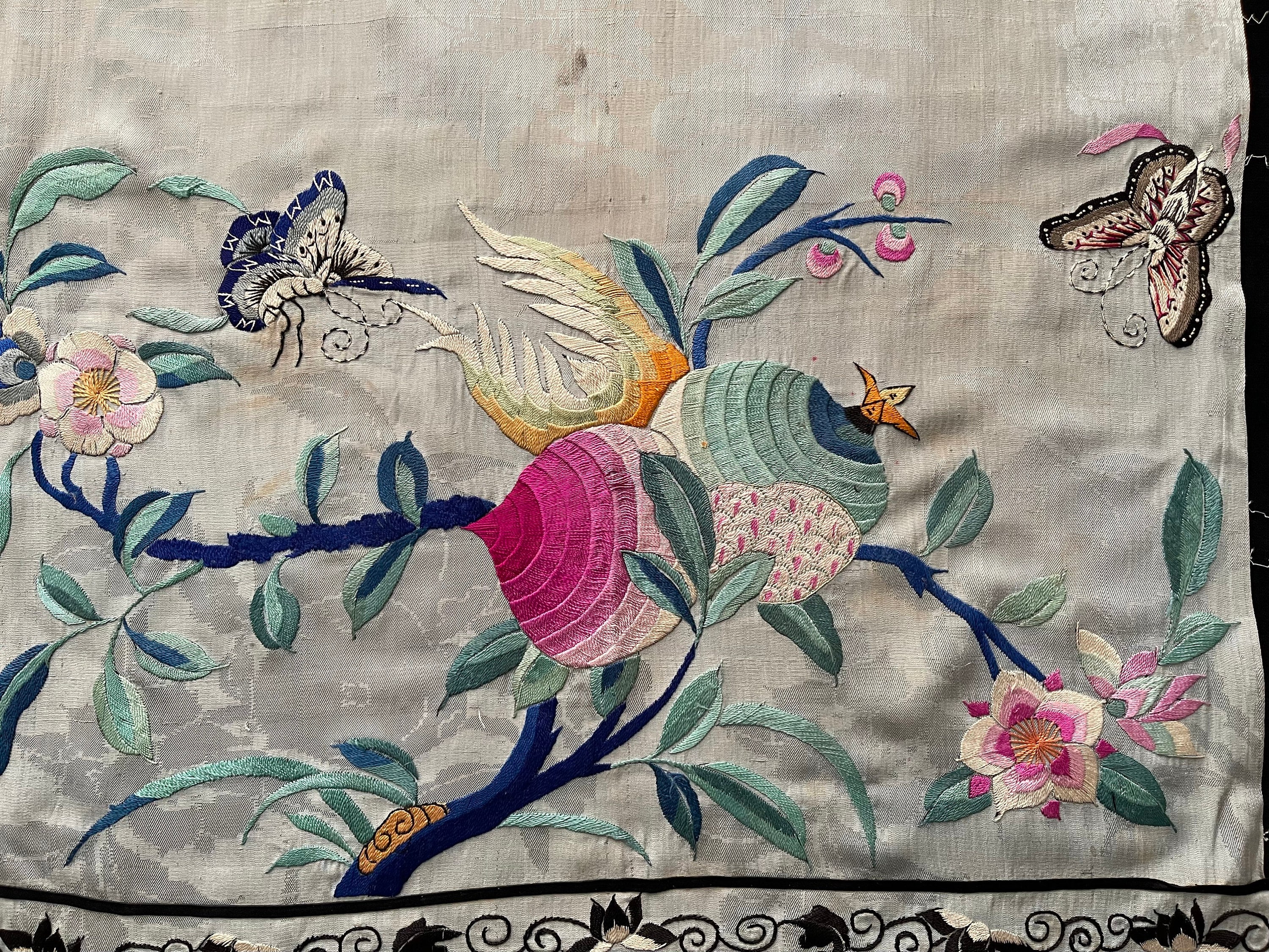 額装　中国刺繍　シルクアート作品 アンティークシルク刺繍 中国刺繍パネル 蝶の模様入りシルク掛け 中国
