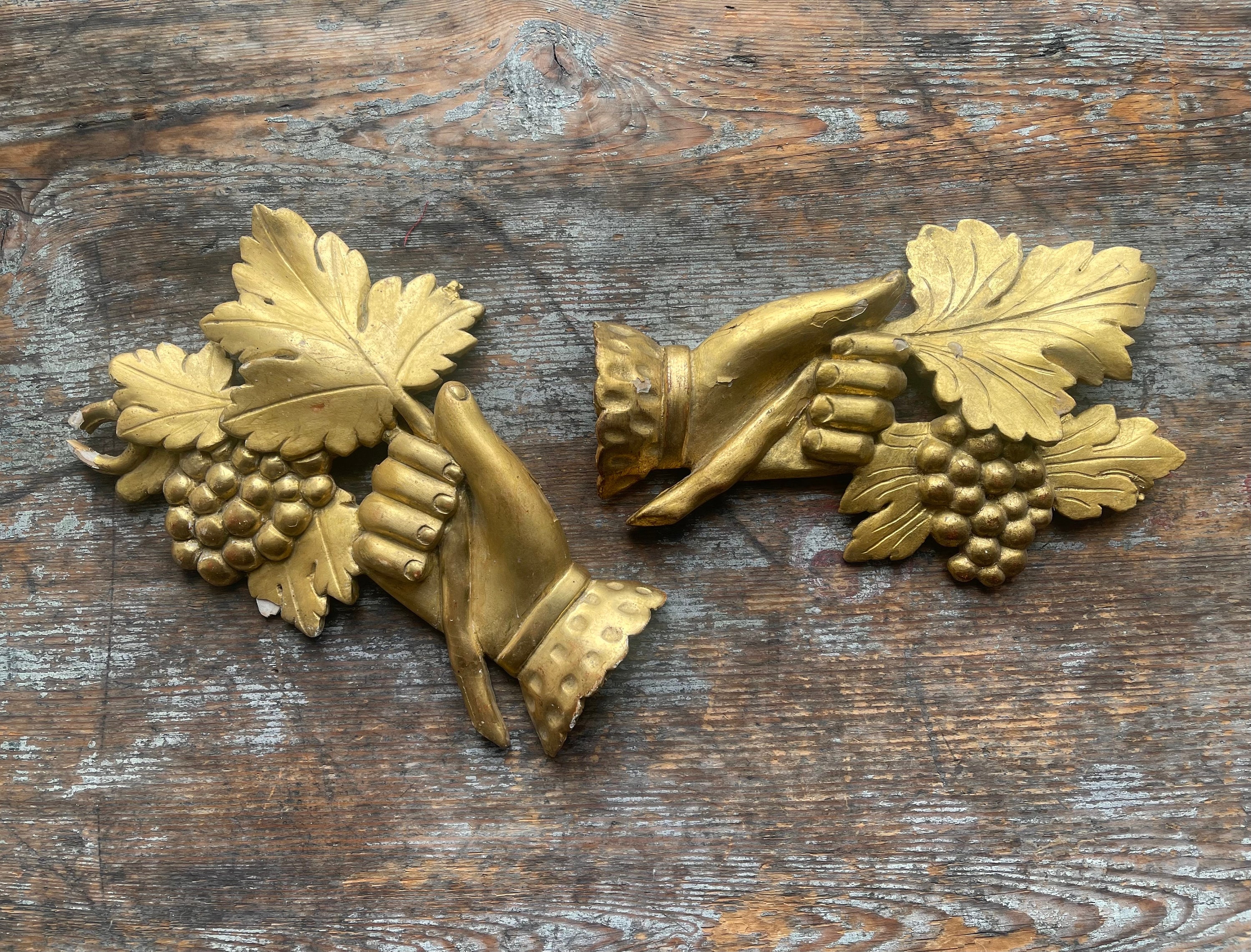 アンティークの金箔彫刻が施された木製の針とブドウの壁飾りのペア